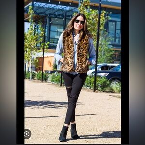 Leopard print faux fur zip up vest. Reversible with pockets, tan cream black